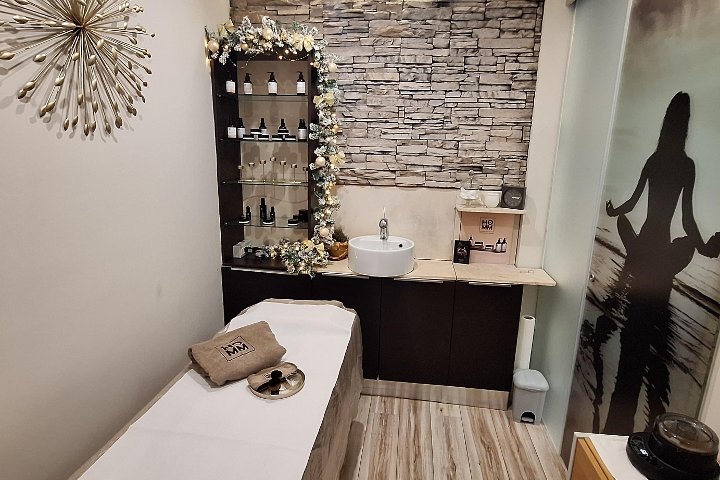 Cabina estetica con lavabo e prodotti naturali