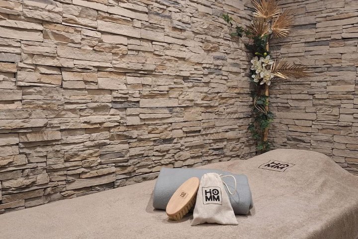 Cabina massaggi con parete di pietra