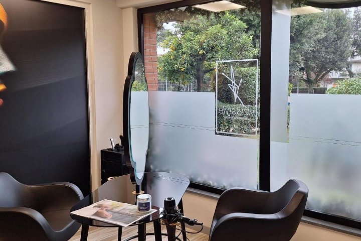 La vetrata di Vizi & Style in Viale Roma, con il logo inciso sul vetro satinato